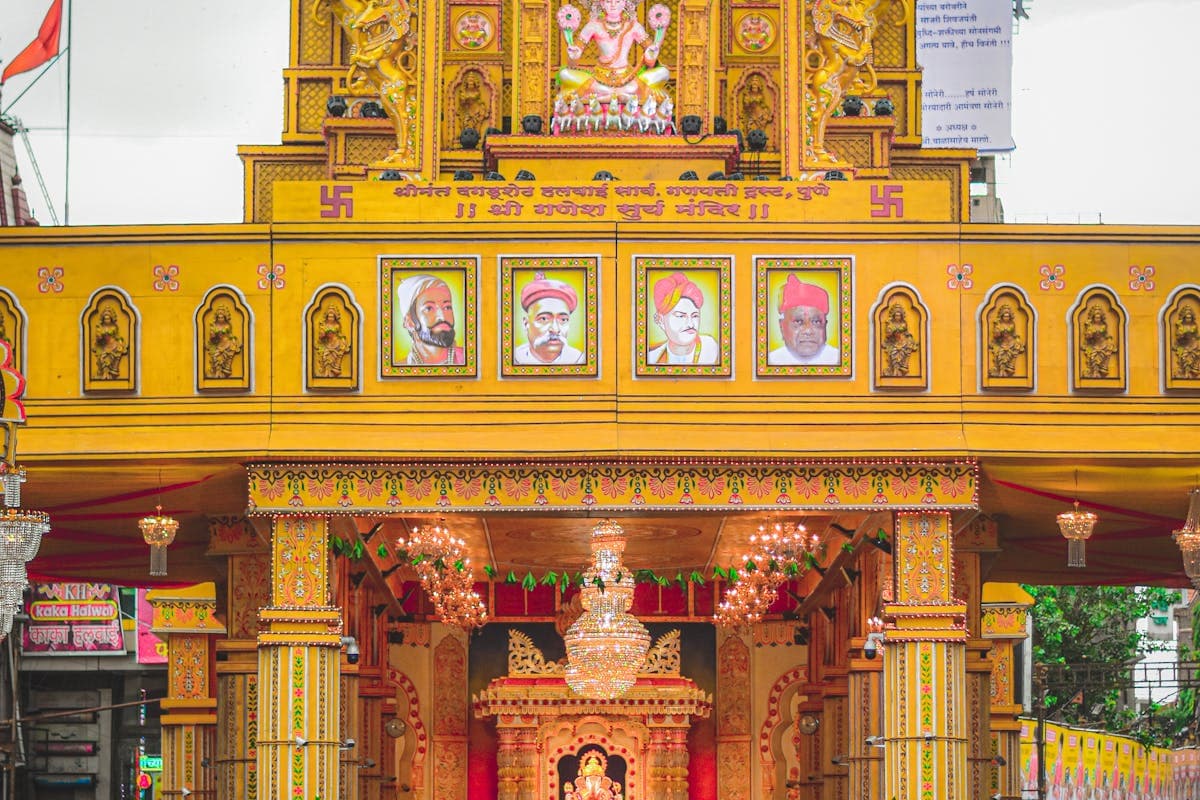 Dévot portant un cavadee décoré lors de la procession