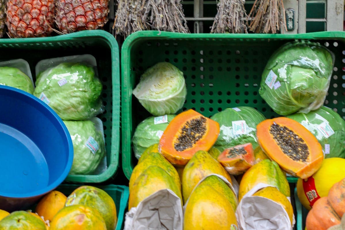 Stand d'artisanat mauricien avec produits en vacoa tressé