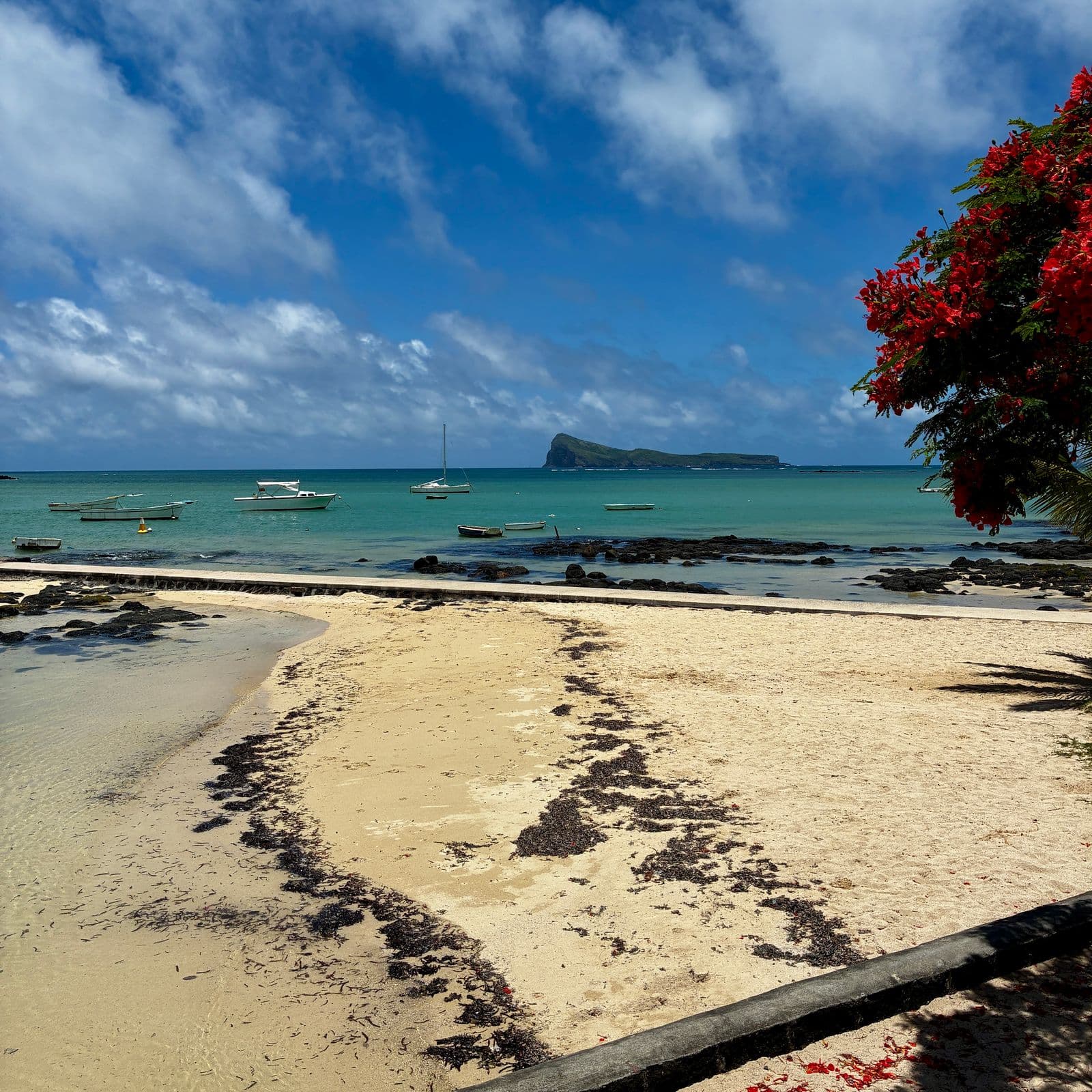 Panorama de Cap Malheureux avec l'église rouge et l'île du Coin de Mire