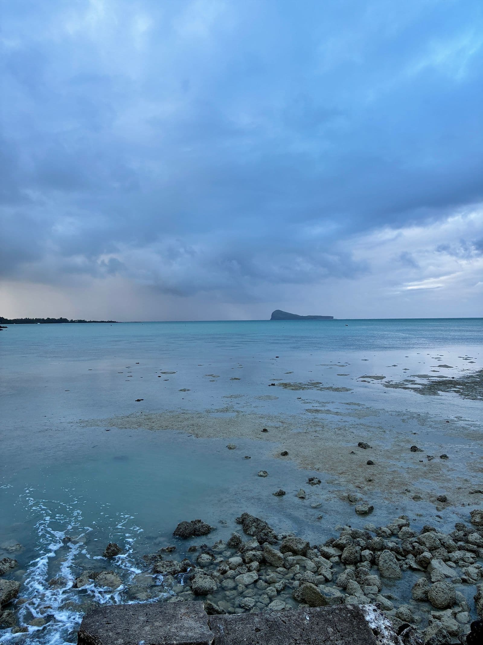 Falaises dramatiques de Gris-Gris pour les voyageurs solo à Maurice