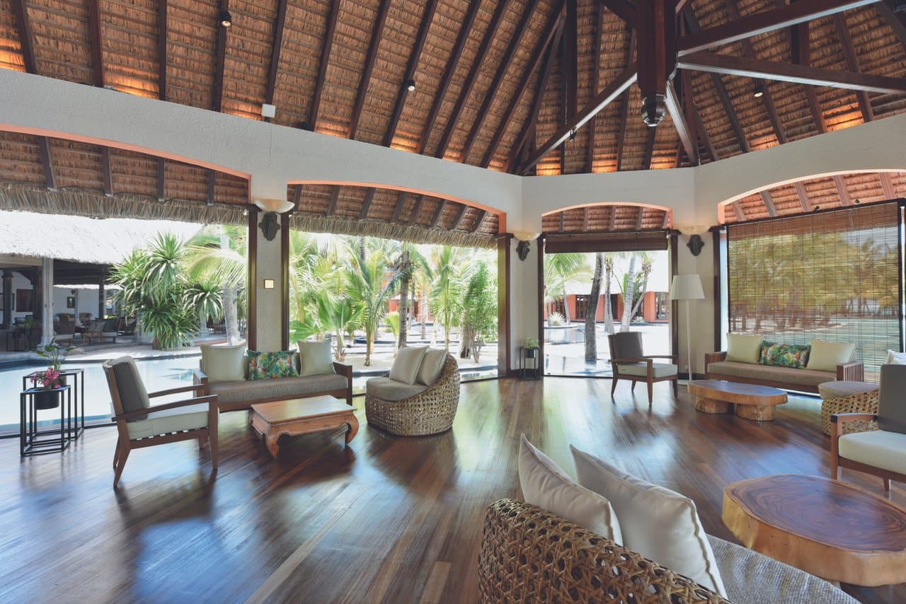 Piscine du Dinarobin avec vue Morne