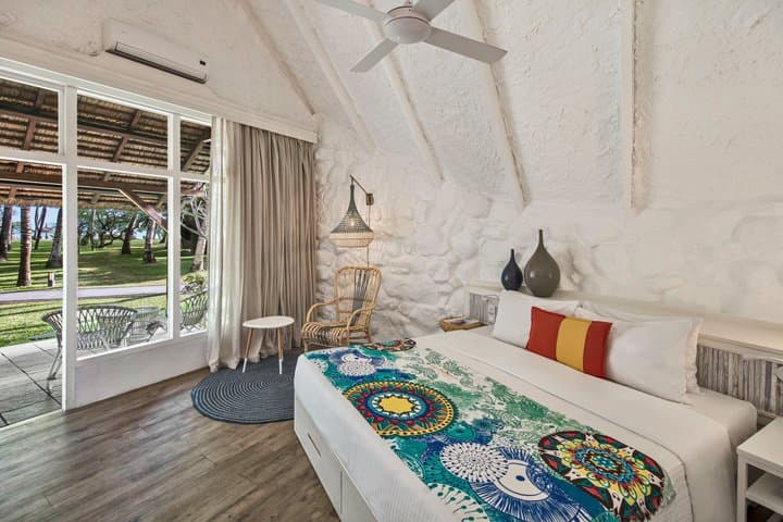 Plage devant La Pirogue au coucher du soleil