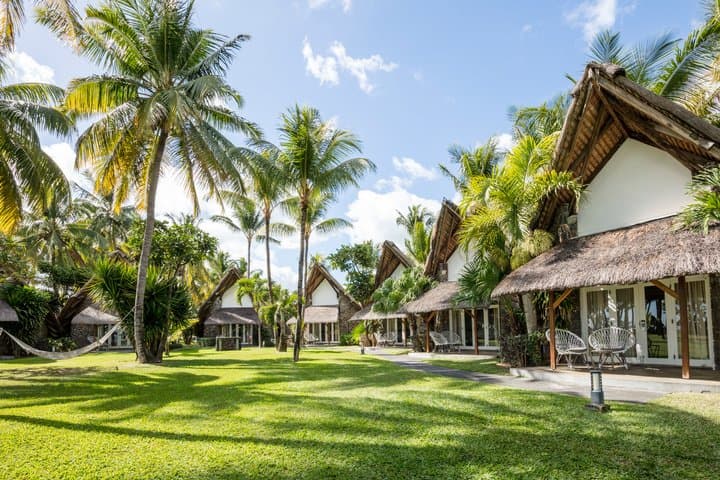 La Pirogue Resort - Bungalows sous les cocotiers