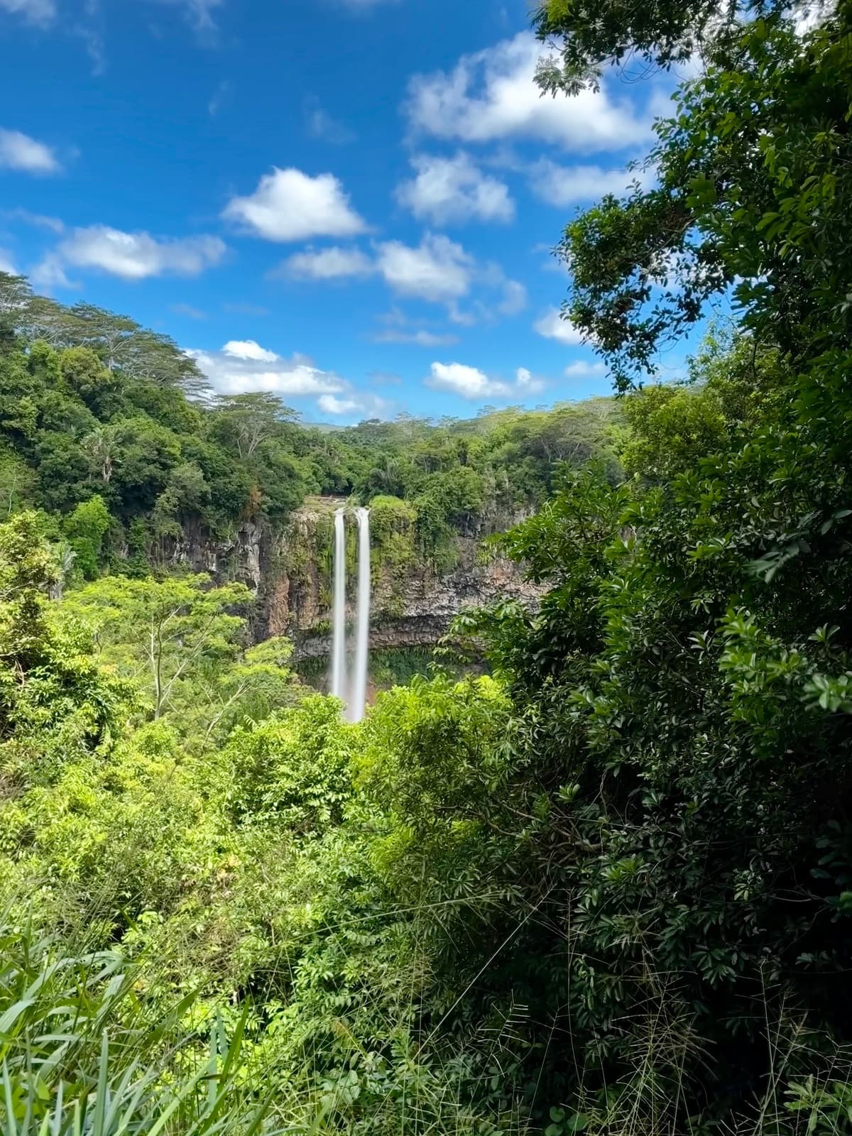 Vue d'ensemble des 7 cascades de Tamarin dans la forêt