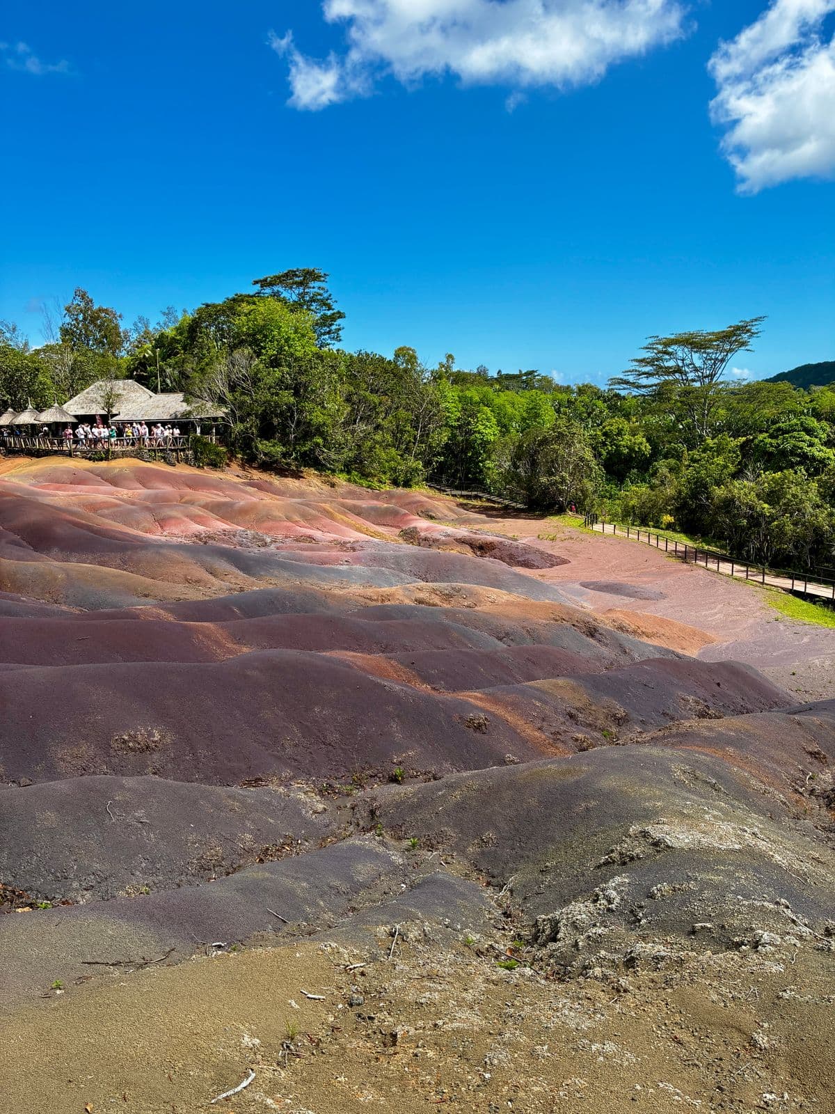 Dunes aux sept couleurs de Chamarel avec leurs strates multicolores