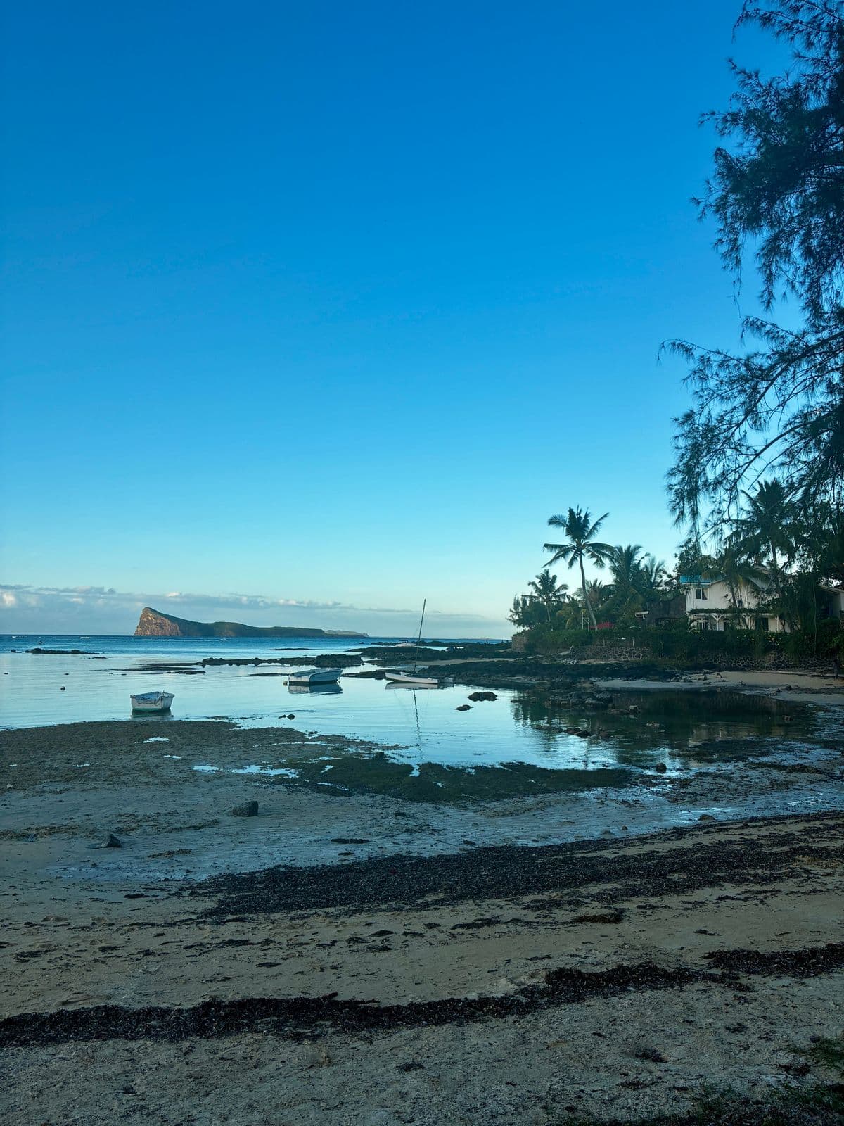 Église toit rouge Cap Malheureux vue lagon