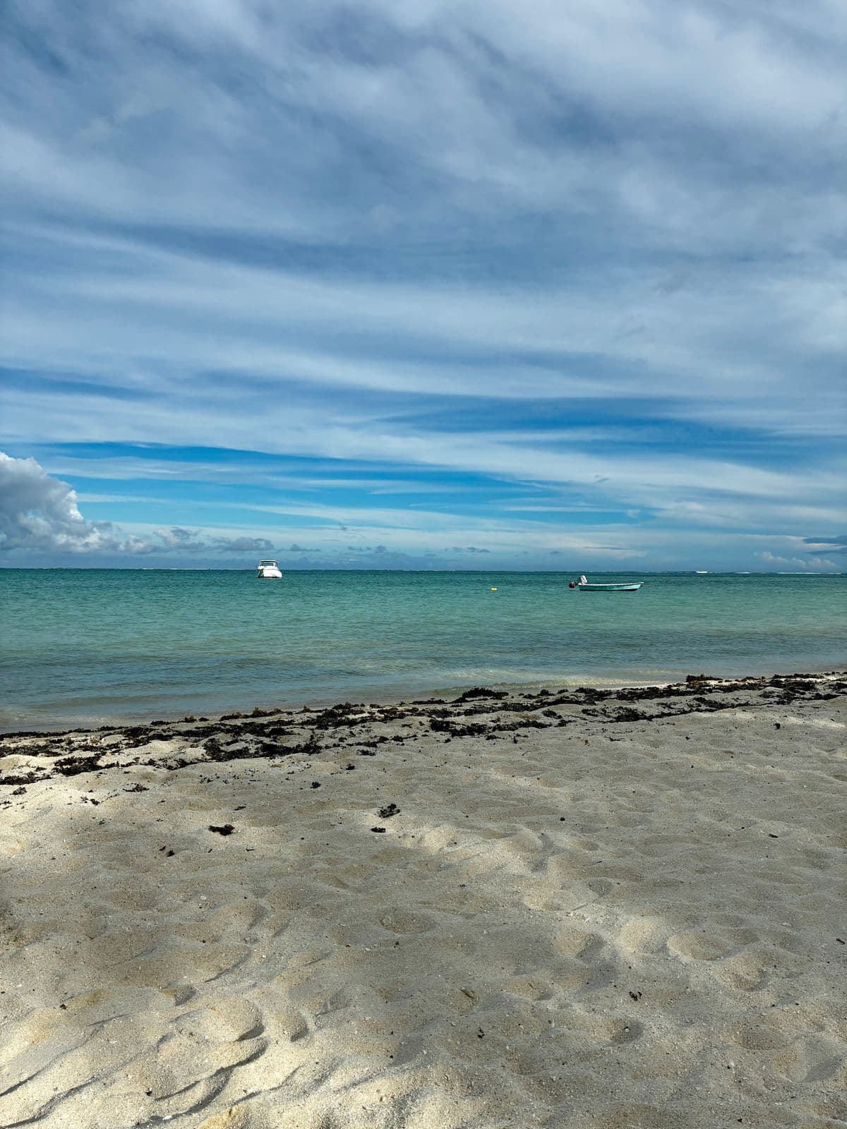 Plage de Flic-en-Flac au coucher du soleil avec le Morne Brabant en arrière-plan