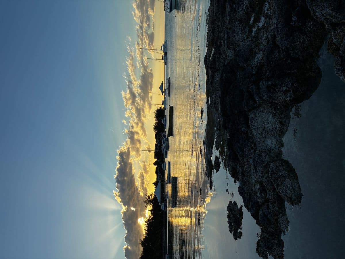 Vagues se brisant sur les falaises noires de Gris Gris