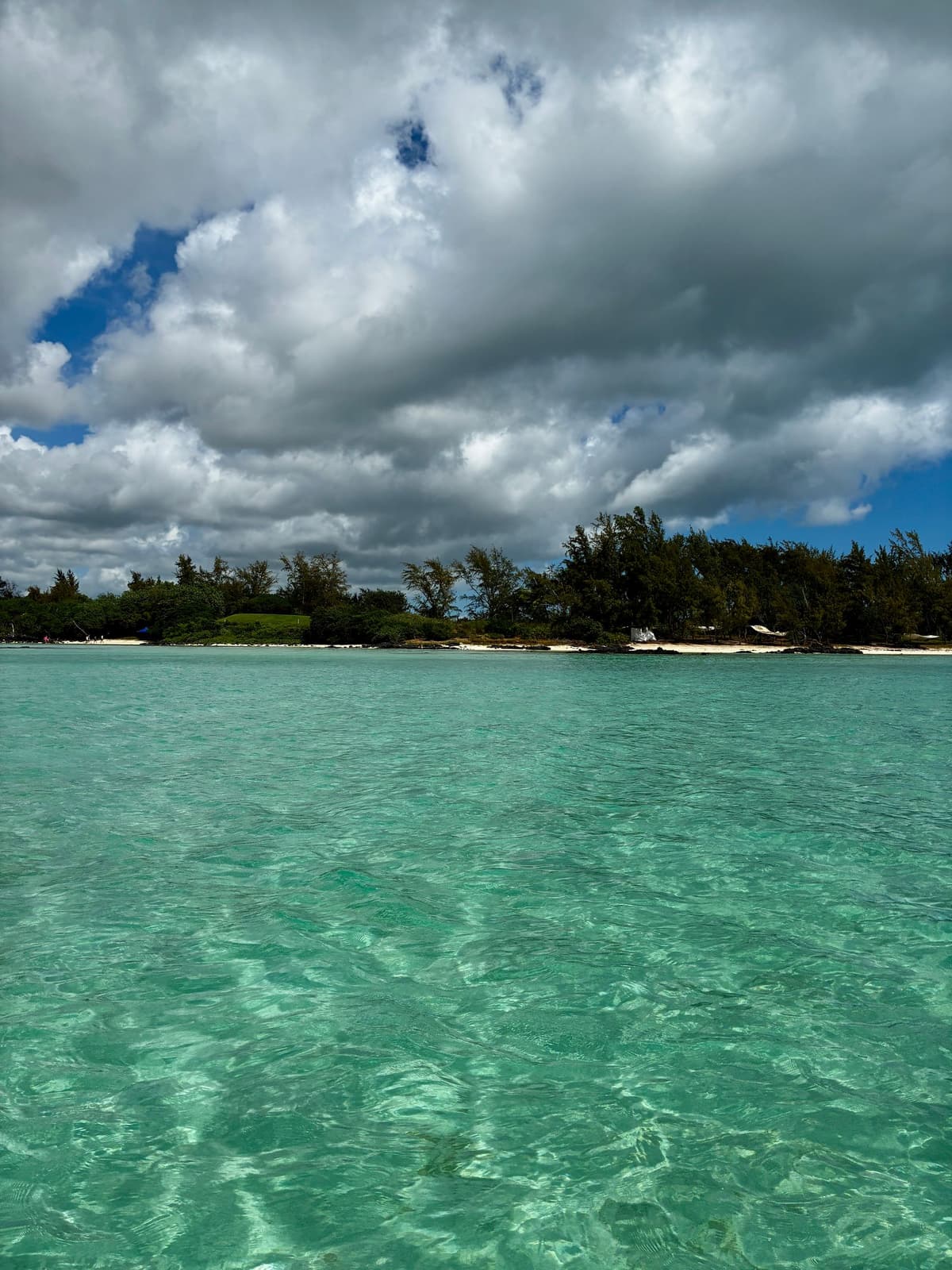 Vue aérienne de l'Île aux Cerfs et son lagon
