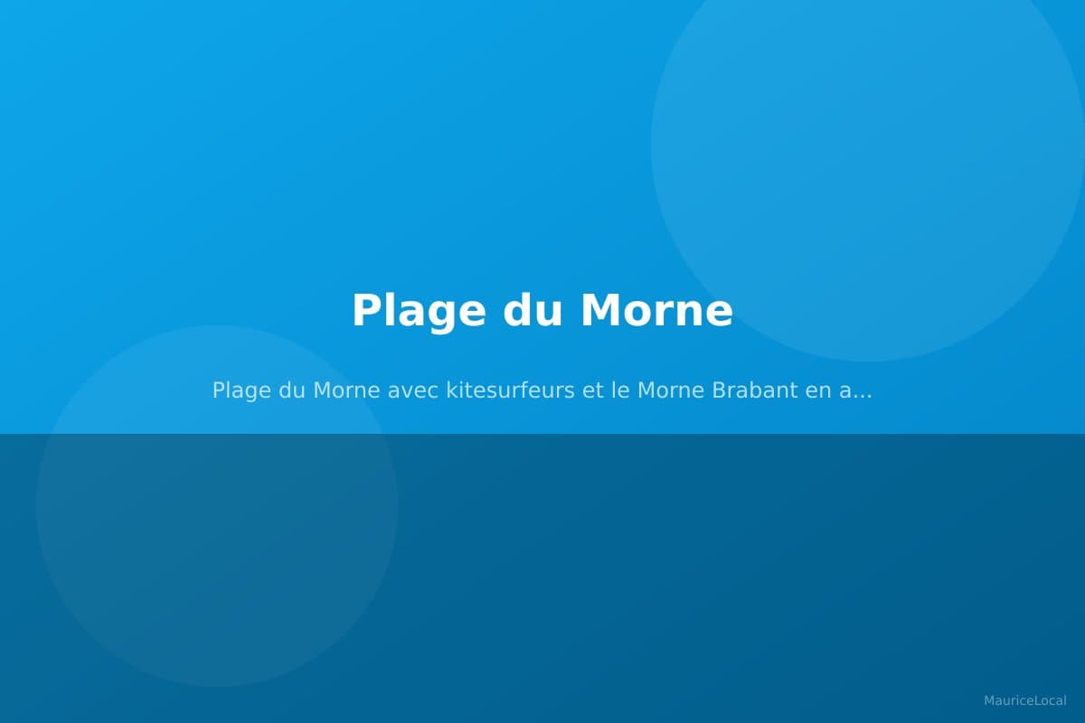 Plage du Morne avec kitesurfeurs et le Morne Brabant en arrière-plan