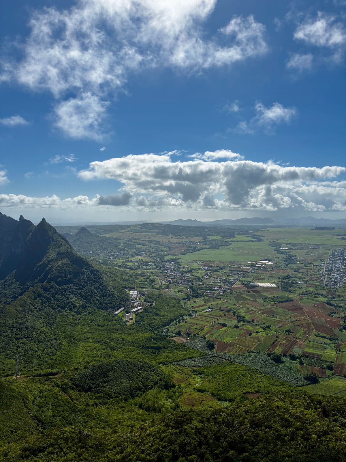 Vue panoramique depuis le sommet du Pouce sur Port-Louis et l'océan