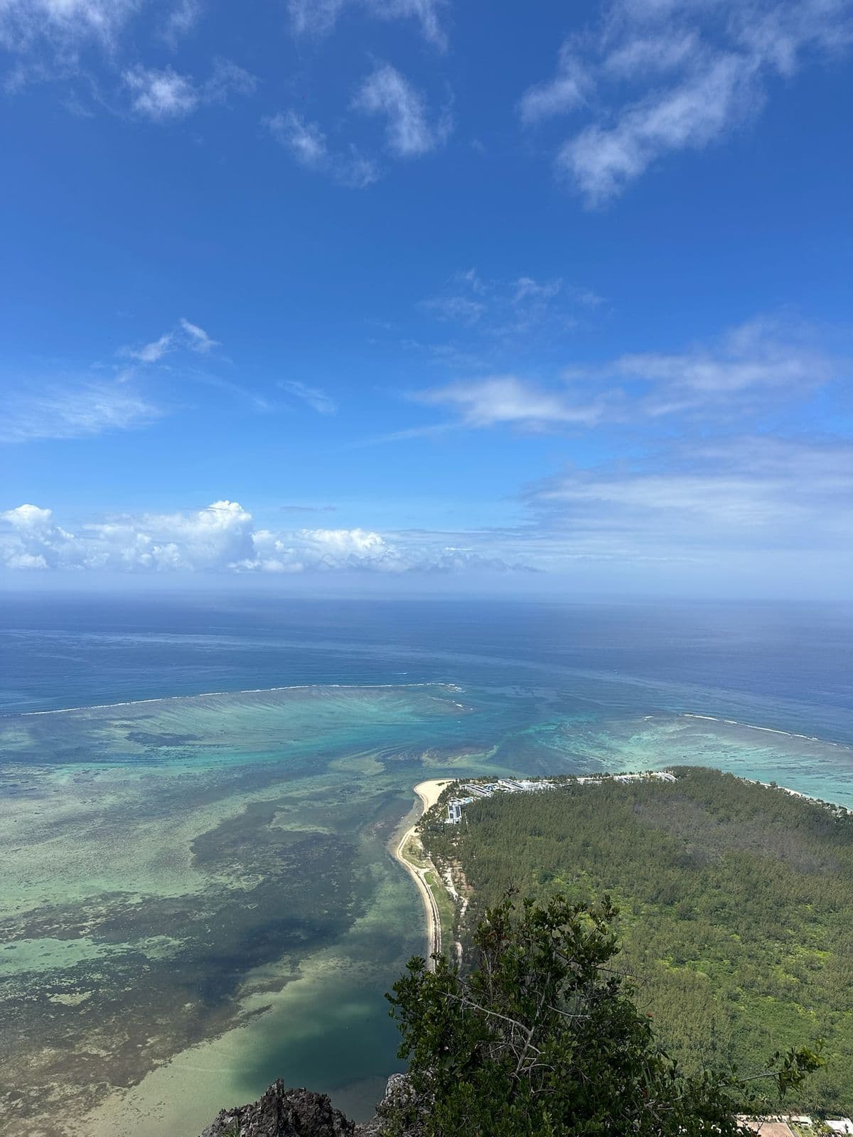 Sommet du Morne Brabant avec vue sur le lagon turquoise
