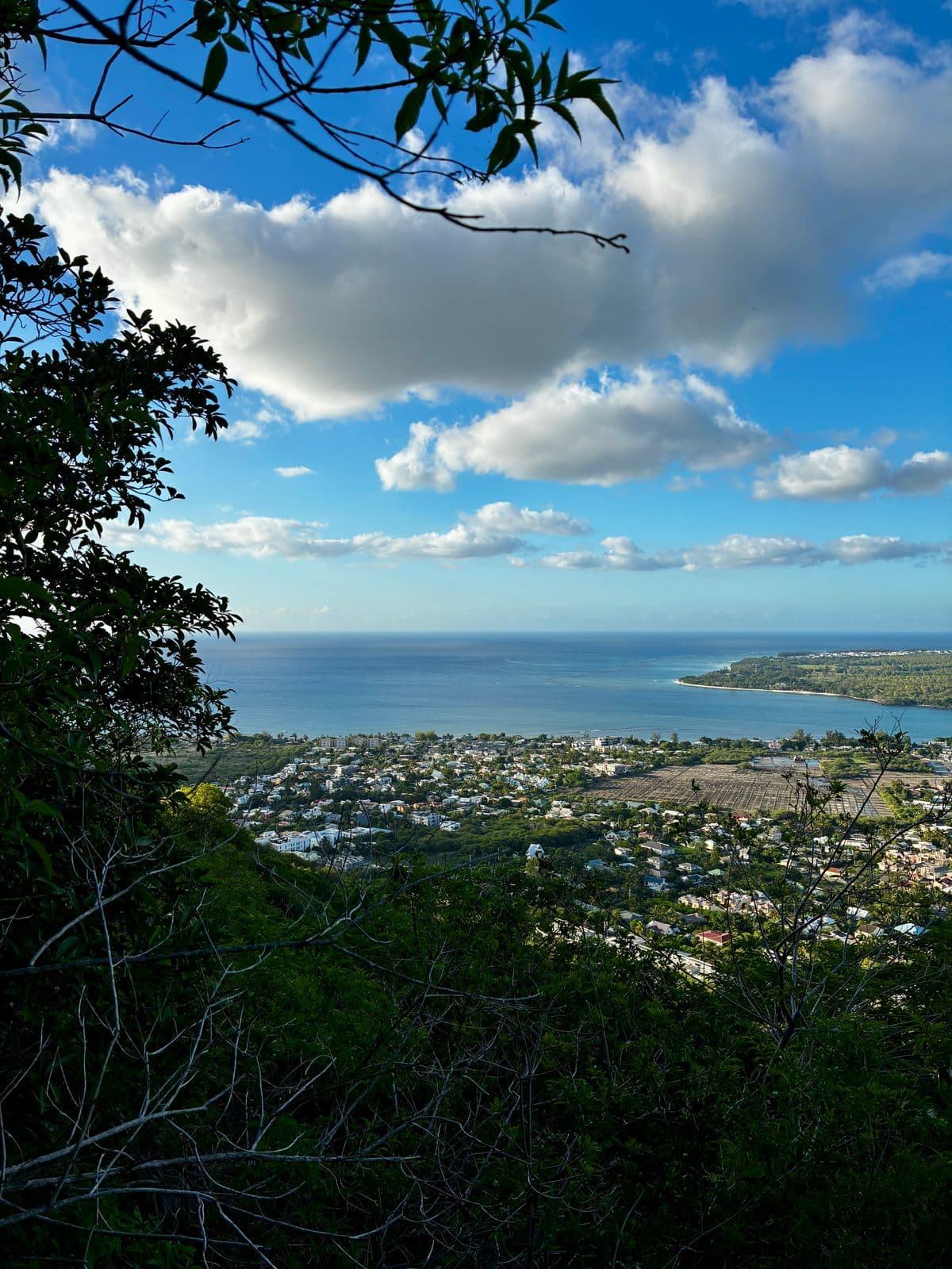 Vue sur le lagon depuis les pentes du Morne Brabant