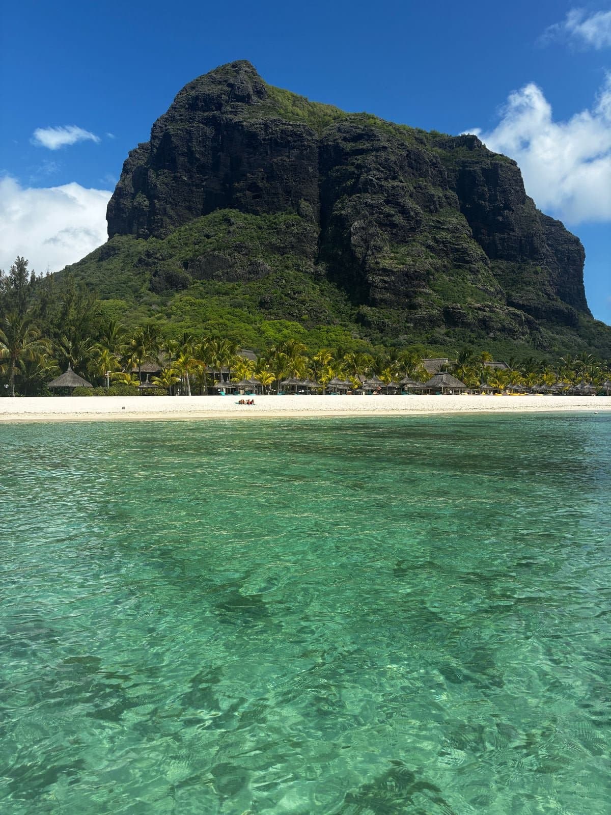 Le Morne Brabant vu depuis la plage avec son lagon cristallin