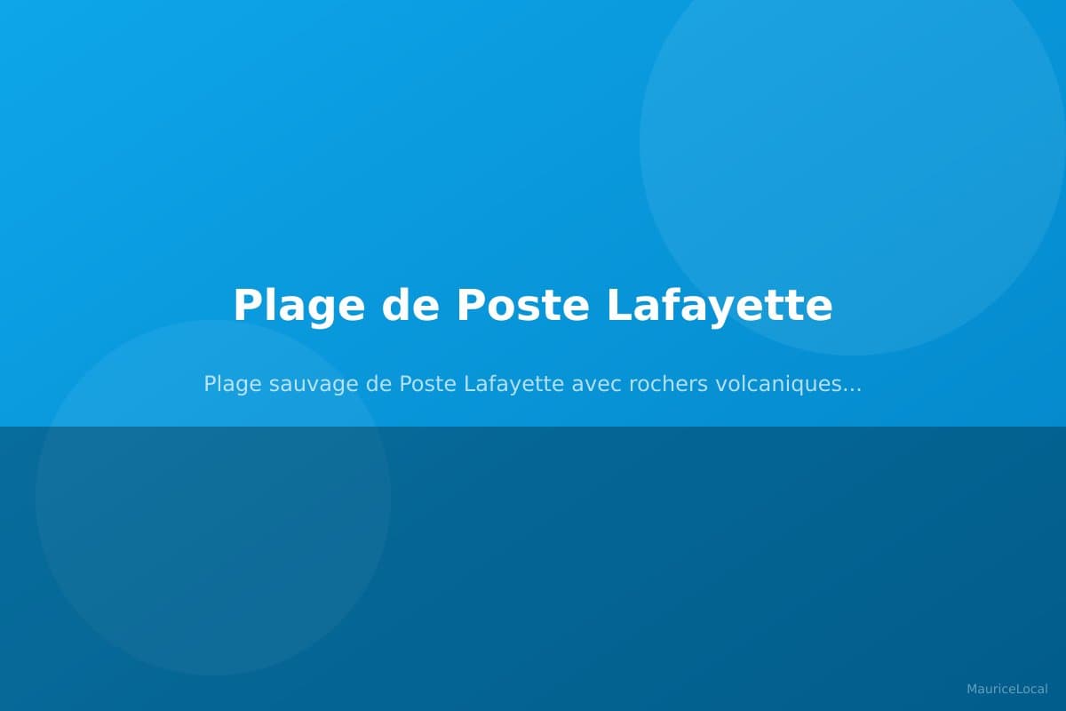 Plage sauvage de Poste Lafayette avec rochers volcaniques et vagues