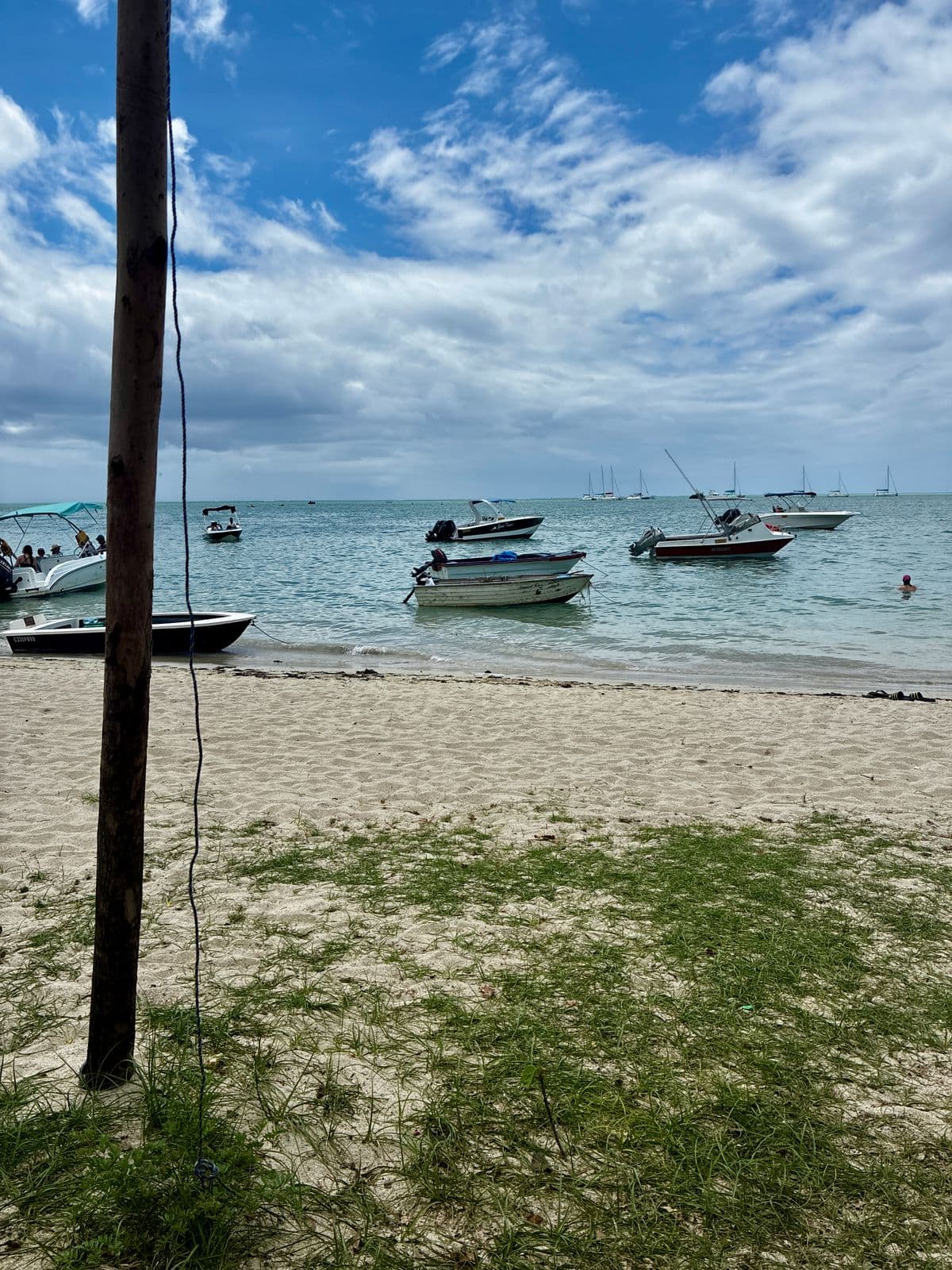 Eaux turquoise de Trou aux Biches avec poissons visibles